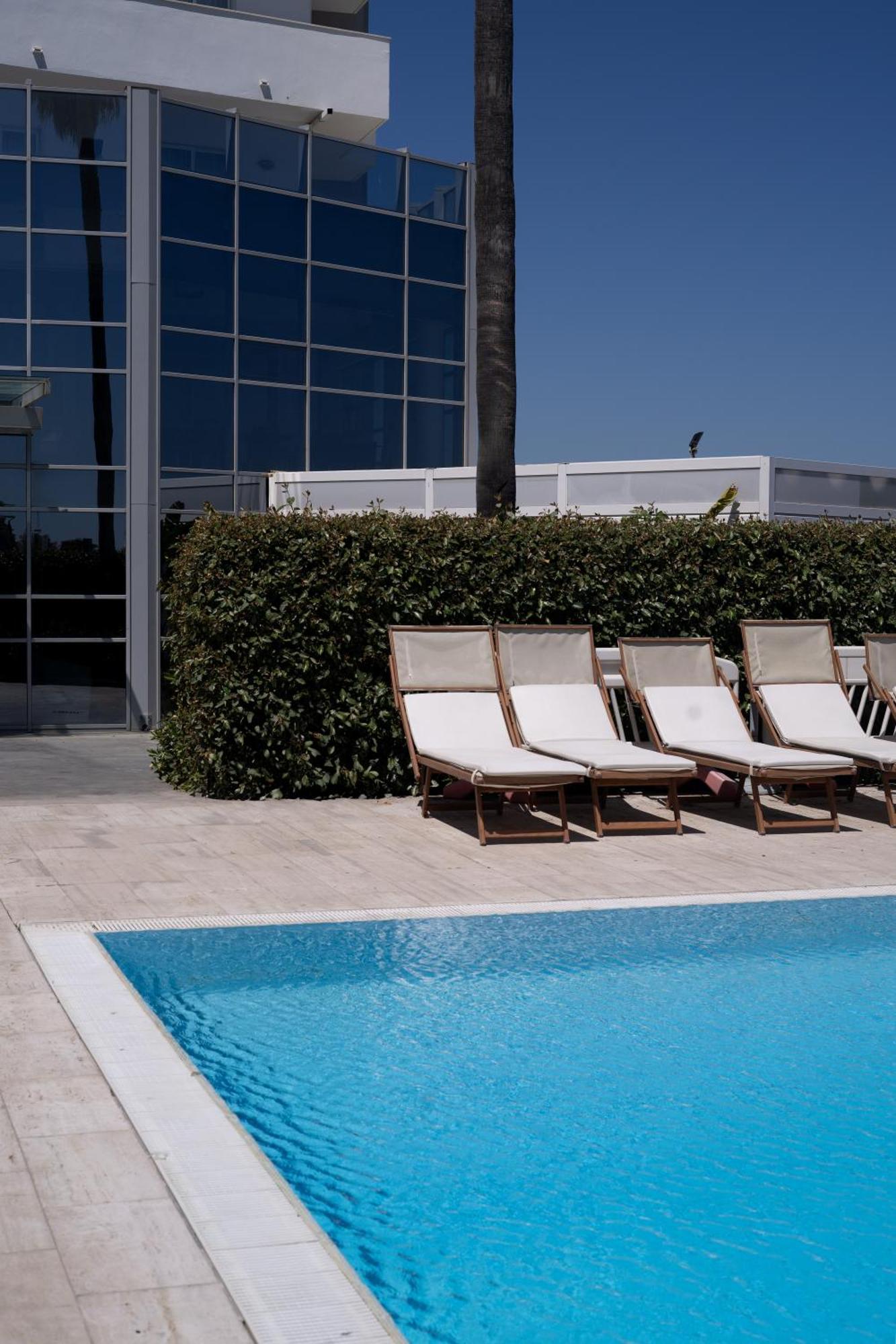 Sea Lion Hotel