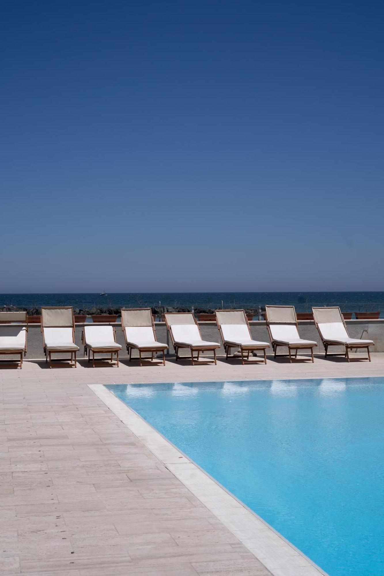 Sea Lion Hotel 4*